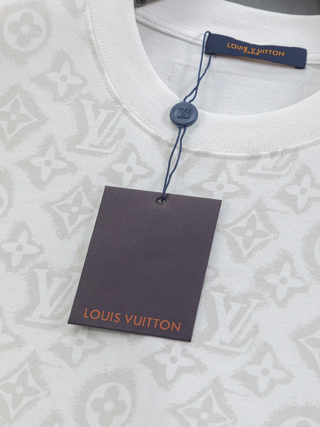 🅿️200 Louis Vuitton 1V LV micro-wide version S-XL LV 26ss new products are available at the counter simultaneously. Multiple craftsmanship, full jacquard presbyopia letter logo printing, round neck short-sleeved T-shirt, same style for men and women! Consigned to one-to-one creation. Synchronized with the official website, pure cotton fabrics at the counter! It is close to the skin and comfortable, durable and easy to wear. It has a classic and simple logo design and meticulous original craftsmanship. Short-sleeves, a must-have item for men, do not appear to be the same for the general public, but must be unique and eye-catching. This LV short-sleeve is all about quality, comfort, the same shape and fashion as always, including fabrics and cutting techniques. All of them have been made with great effort! 320 grams of washed pure cotton fabric, pure cotton is breathable, very refreshing and comfortable for daily wear. The rib knitting on the neckline is smooth and tight, and the neckline will not be skewed if you toss it at will. The loose version, you will find that it looks really good on the upper body. The overall is minimalist and neat, super versatile for daily use! Pair it casually with a pair of pants for a youthful look. A T-shirt will make your outfit crazy. It is a fashionable item that can never go wrong! Color: Black White Size: S-XL Size chart: S: Shoulder width 50-Bust 56-Length 70 M: Shoulder width 52-Bust 57-Length 72 L: Shoulder width 54-Bust 59-Length 74 XL: Shoulder width 56-Bust 62-Length 76